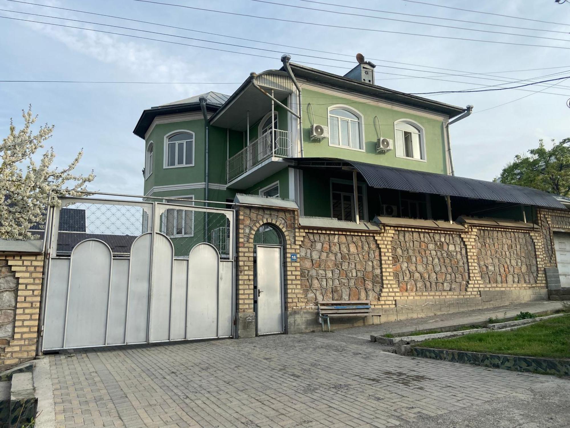 Green Yard Osh Bagian luar foto